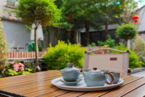 Luxury Riverside House with Garden in Central Suzhou 여행 추천 - 로드트립