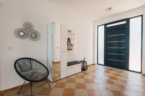Seafront Villa with Private Pool in Dobra Voda, Montenegro, Bar (foto 7)