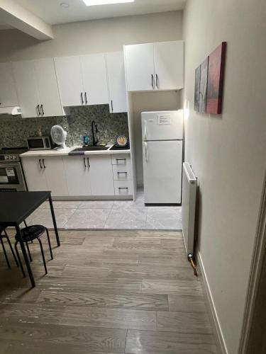 King-Queen Walk-in Residence - Walk to CN TOWER,SUBWAY,CONCERTS,PUBS,PARKING near ตลาดเคนซิงตัน