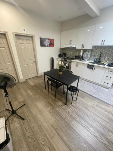 King-Queen Walk-in Residence - Walk to CN TOWER,SUBWAY,CONCERTS,PUBS,PARKING near ตลาดเคนซิงตัน