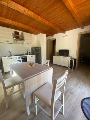 ห้องครัว, Bungalow tra natura e mare in โกรโตเน