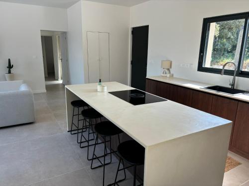 Villa provençale avec piscine privée (Villa provencale avec piscine privee) in Saint-Restitut