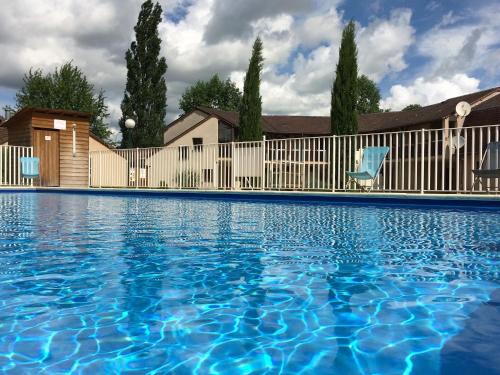 Swimmingpool, Delfotel in Paray-le-Monial