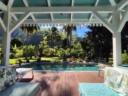 สระว่ายน้ำ, Ecolodge Mata Api Bungalow Hibiscus in มาทาเยีย