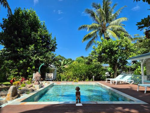 สระว่ายน้ำ, Ecolodge Mata Api Bungalow Hibiscus in มาทาเยีย