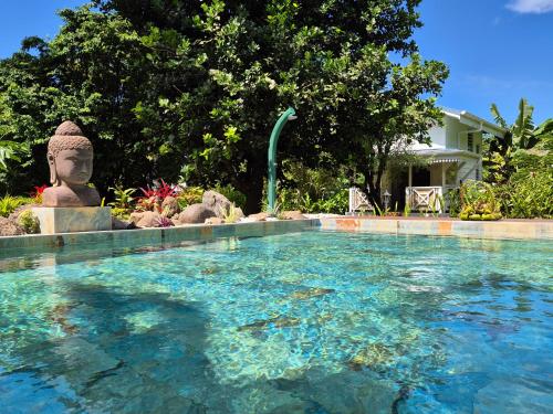 สระว่ายน้ำ, Ecolodge Mata Api Bungalow Hibiscus in มาทาเยีย