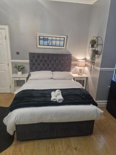 BUDGET ROOMS - 9 East Grange Drive in Hunslet Carr