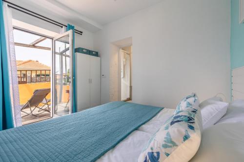 Sea & Mountain View apartment with open-air Patio & Parking, São Vicente (Foto 6)