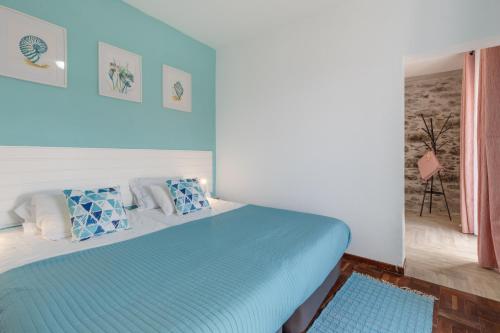 Sea & Mountain View apartment with open-air Patio & Parking, São Vicente (Foto 10)
