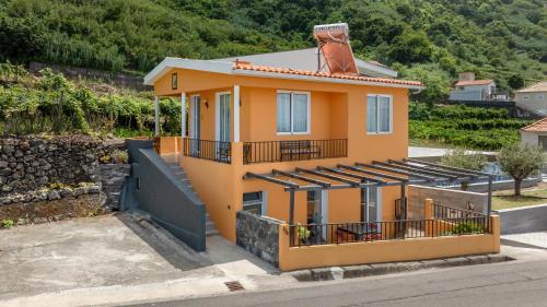 Sea & Mountain View apartment with open-air Patio & Parking, São Vicente (Foto 4)