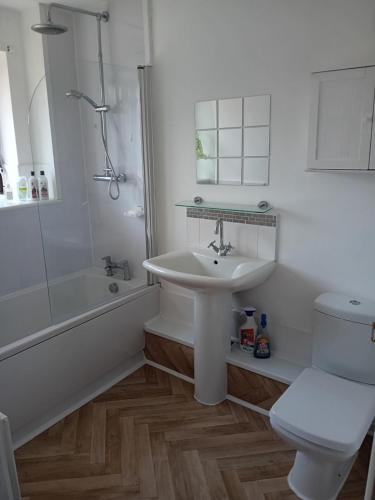 NEC Airport 4 bedrooms 6 beds, Birmingham (photo 10)