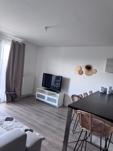 Charmant T2 avec parking privé (Charmant T2 avec parking prive) in Морепас