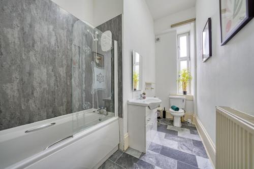 Group Stay 4BR Sleeps 11 Near Ibrox Parking near House for an Art Lover