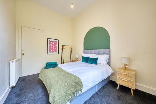 Group Stay 4BR Sleeps 11 Near Ibrox Parking near House for an Art Lover