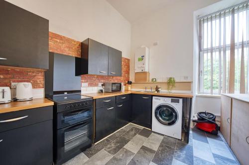 Group Stay 4BR Sleeps 11 Near Ibrox Parking near House for an Art Lover