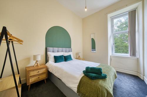 Group Stay 4BR Sleeps 11 Near Ibrox Parking near House for an Art Lover