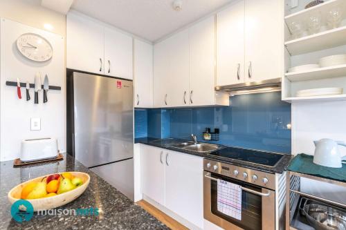Light Filled 1BR Retreat with Car Park & Pool - image 4