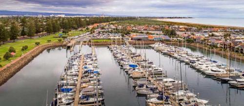 Light Filled 1BR Retreat with Car Park & Pool - image 10