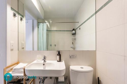 Light Filled 1BR Retreat with Car Park & Pool - image 6