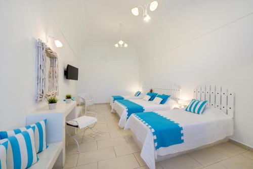 4 twin beds