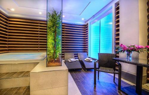 อ่างแช่น้ำร้อน, Hotel Alexander in สตไรโบร