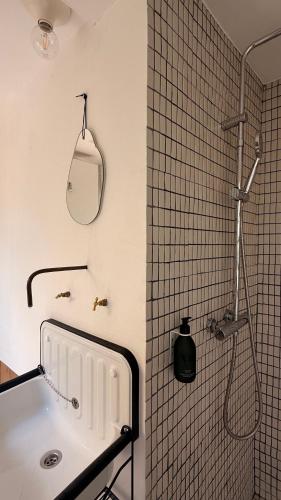 Exclusif - Urban Cabin vue mer les pieds dans l'eau, Marseille (photo 7)