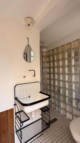 Exclusif - Urban Cabin vue mer les pieds dans l'eau, Marseille (photo 9)