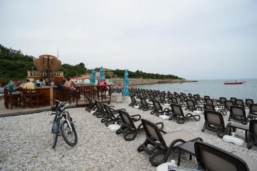 Beach, President Bungalows and Apartments in Utjeha