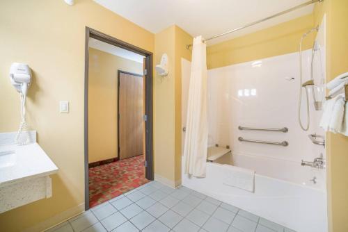 Quality Inn O'Fallon I-64 - image 6