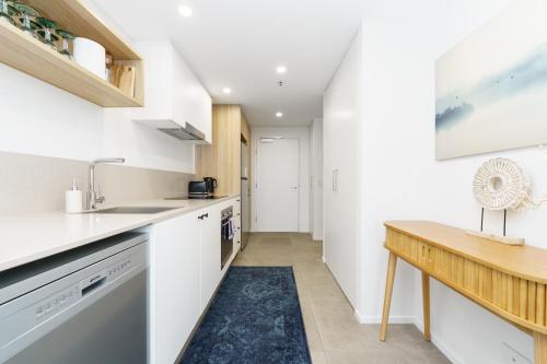 مطبخ, Luxury 1BR Apt with Lake Views in Belconnen - Hosted by Canstay in بلكونين