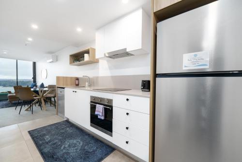 مطبخ, Luxury 1BR Apt with Lake Views in Belconnen - Hosted by Canstay in بلكونين