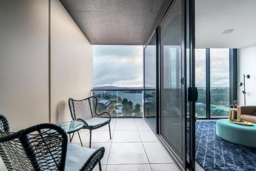 شرفة/ تراس, Luxury 1BR Apt with Lake Views in Belconnen - Hosted by Canstay in بلكونين