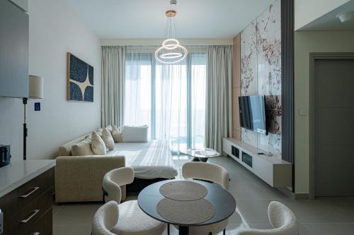 Elegant Downtown Escape 1BR w Balcony, Pool & Gym, Dubái (foto 2)
