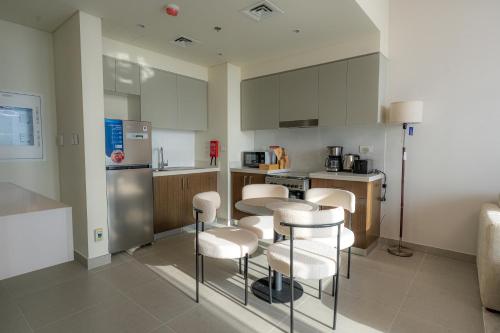 Elegant Downtown Escape 1BR w Balcony, Pool & Gym, Dubái (foto 3)