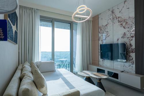 Elegant Downtown Escape 1BR w Balcony, Pool & Gym, Dubái (foto 5)