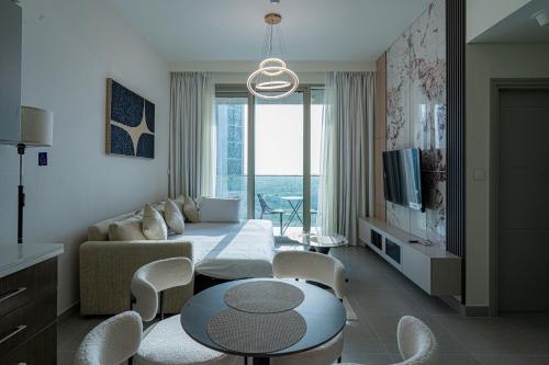 Elegant Downtown Escape 1BR w Balcony, Pool & Gym, Dubái (foto 10)