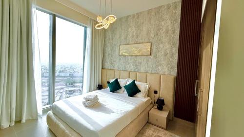 Elegant Downtown Escape 1BR w Balcony, Pool & Gym, Dubai