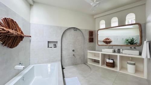 King Room with Pool View image 10
