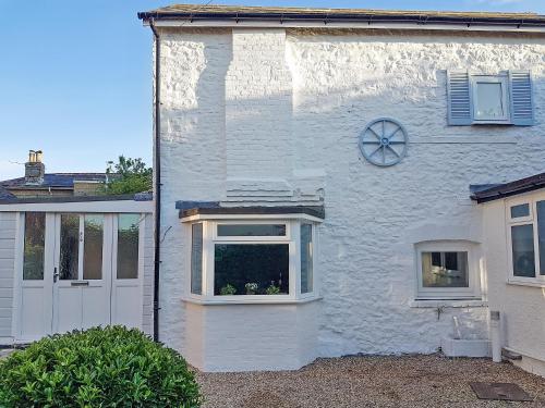 Exterior view, Little Dover Cottage in Ryde North East