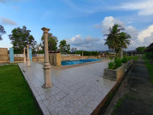 Swimming pool, QURATA RIVERSIDE RESORT in Kuala Ibai
