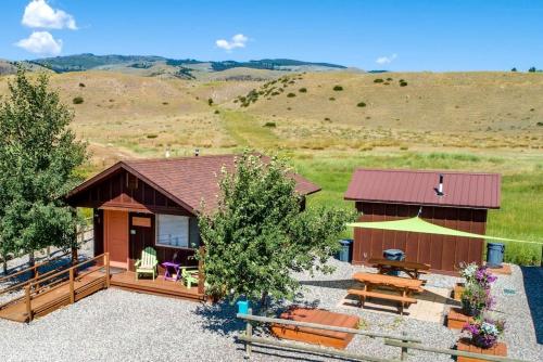 Cute Tiny Cabin near Yellowstone National Park for an Unforgettable Getaway in Emigrant, Montana