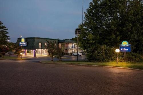 Days Inn by Wyndham Seneca - image 10