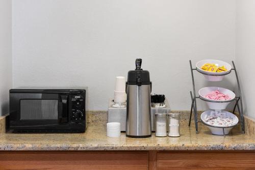 Microtel Inn by Wyndham - Albany Airport - image 10