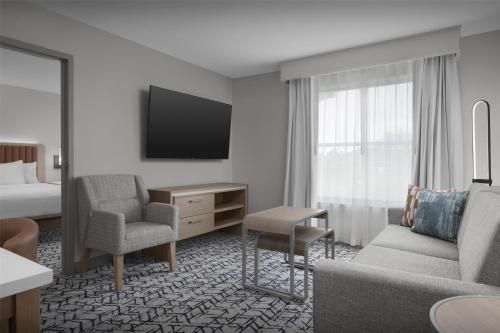 2 queen beds, 1 sofa bed
