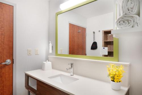 Hampton Inn & Suites Tulsa/Tulsa Hills Room Type - King Room with King Bed - Non-Smoking