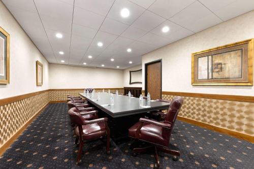 Wyndham Riverfront Hotel - image 14