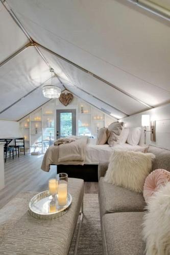 Gorgeous Tented Cabin and Sauna and Hot-tub in Scottsboro, Alabama in Guntersville (Alabama)