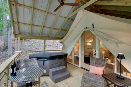 Gorgeous Tented Cabin and Sauna and Hot-tub in Scottsboro, Alabama in Guntersville (Alabama)