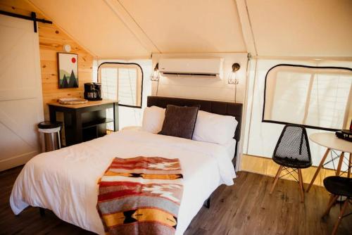 Fully Furnished Safari Tent with Sauna and Hiking Trails in Kentucky in Blue Spring (KY)