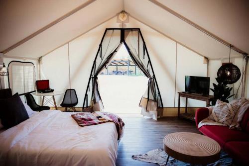 Fully Furnished Safari Tent with Sauna and Hiking Trails in Kentucky in Blue Spring (KY)